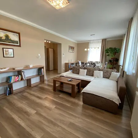 Green Garden Apartman *